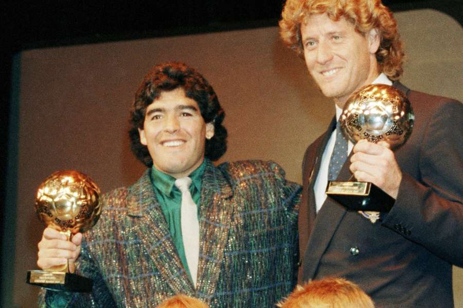 Maradona recebeu o troféu em 1986