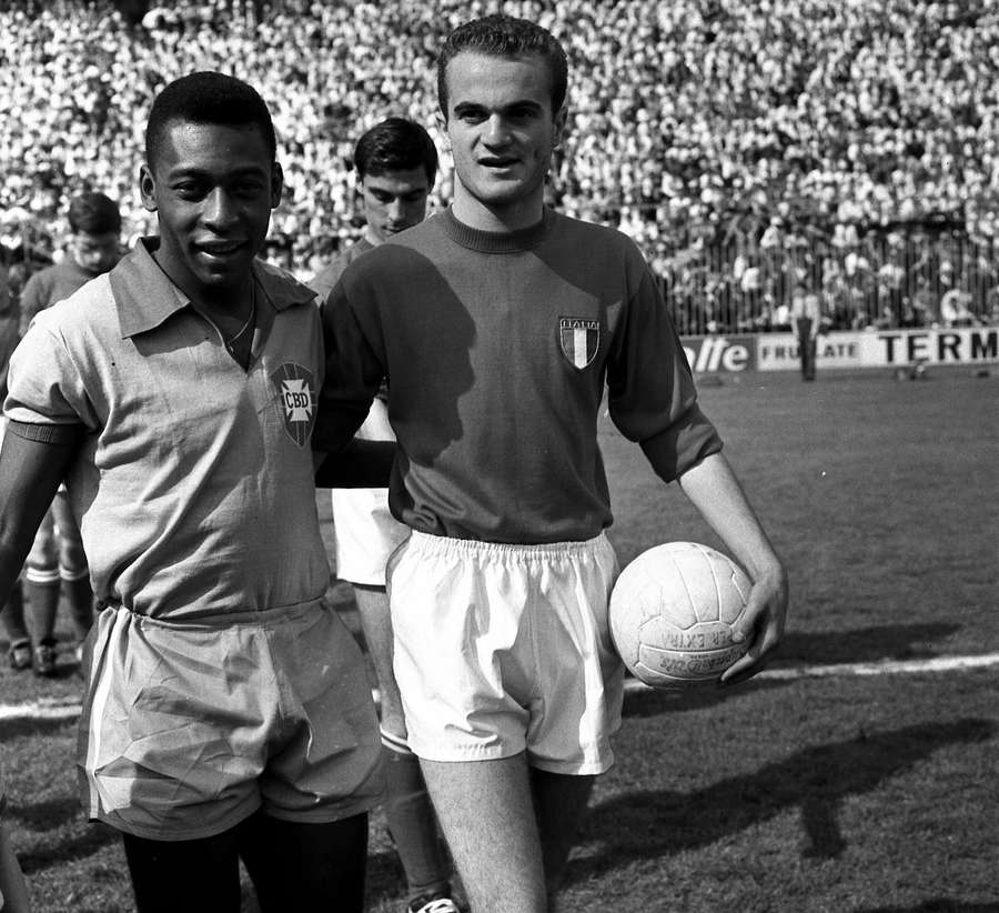 Sandro Mazzola ao lado de Pelé em 1963