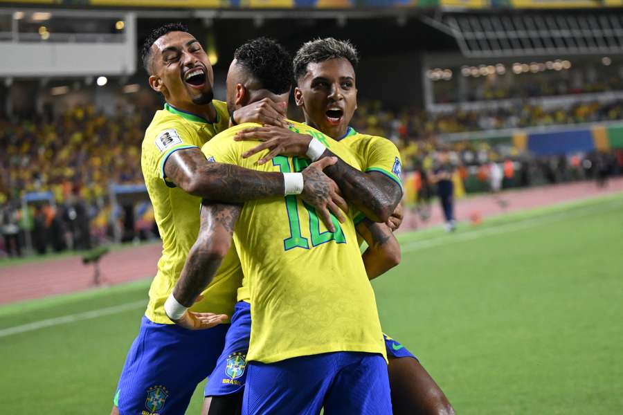Rodrygo abraça Neymar com Raphinha.