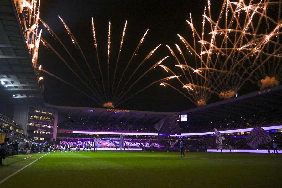 Het Lotto Park-stadion tijdens een avondwedstrijd in maart van dit jaar
