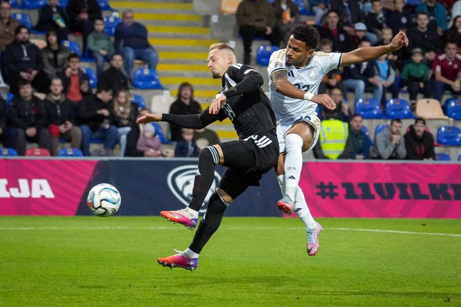 Marcus Edwards fez o golo da vitória aos 90+4 minutos Marcus Edwards fez o golo da vitória aos 90+4 minutos