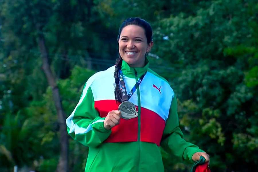 Eliana Bandeira com a medalha de campeã iberoamericana de lançamento do peso