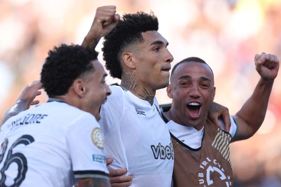 Jogadores celebram momento único ao lado de Igor Jesus Jogadores celebram momento único ao lado de Igor Jesus
