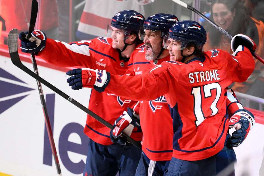 Dublet Owieczkina w wygranym meczu z Philadelphia Flyers. 40-latek śrubuje rekordy