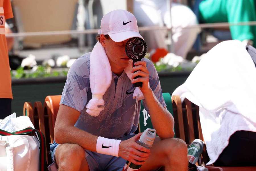 Vyčerpaný Jannik Sinner během zápasu druhého kola French Open.
