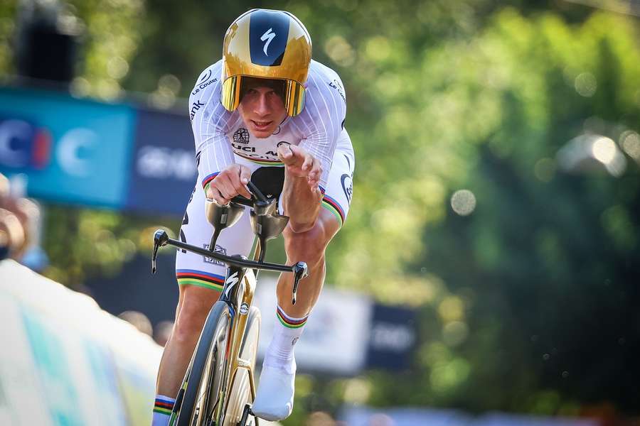 Remco Evenepoel na trati zlaté časovky.