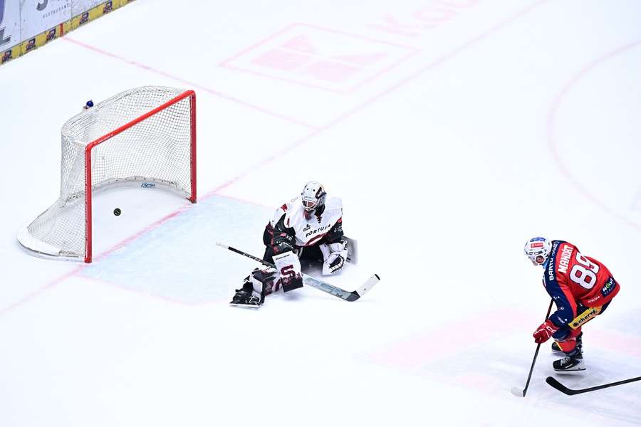 Pardubický Jan Mandát proti Spartě vyrovnával v oslabení na 1:1.