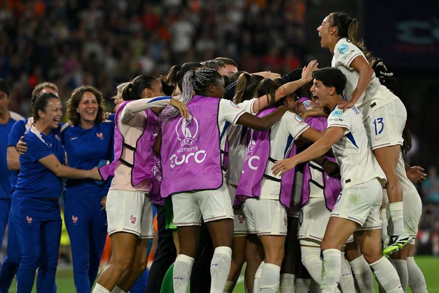 La France renverse les Pays-Bas en six minutes et se qualifie en quarts comme 1ère du groupe D