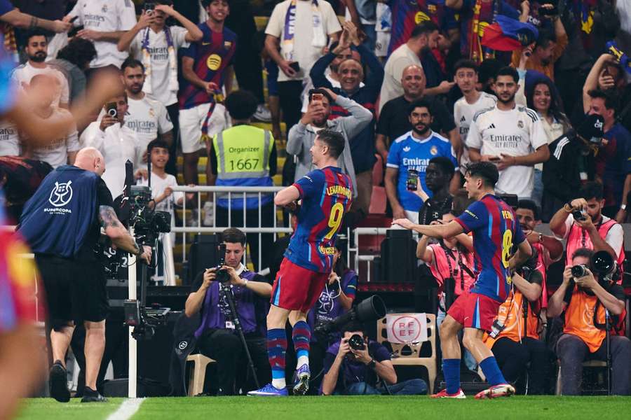 Lewandowski celebra su gol en la Supercopa