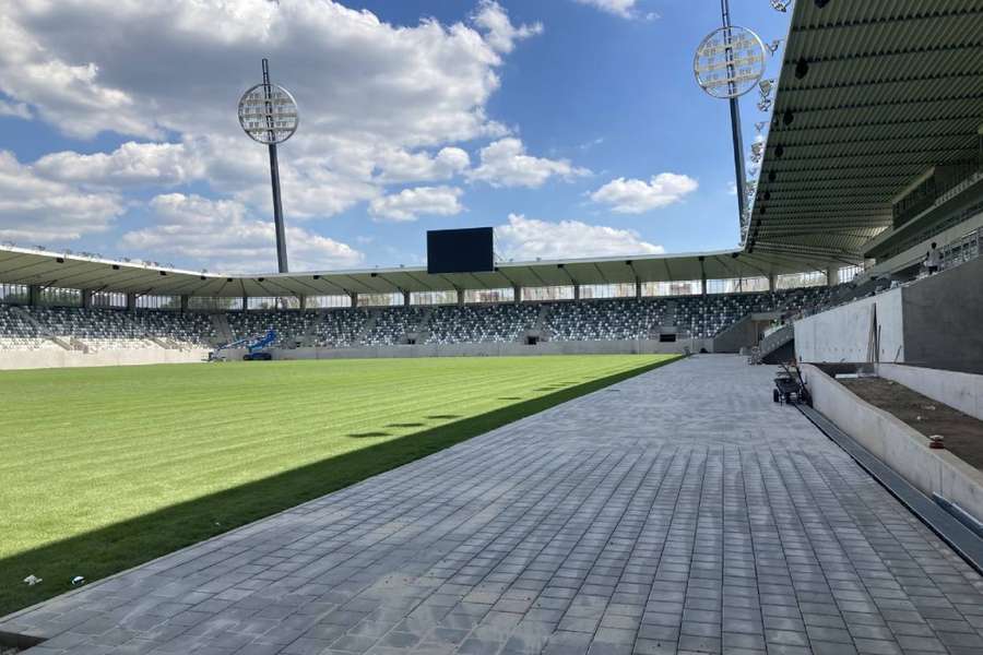 Stadion v Hradci Králové stále není hotový.