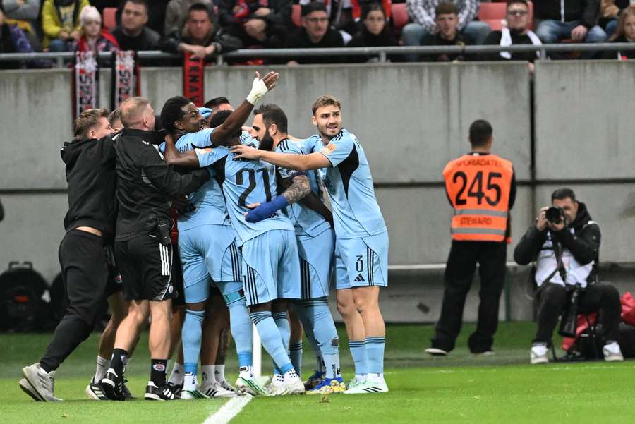 Slovan sa teší z výhry v Trnave. Slovan sa teší z výhry v Trnave.