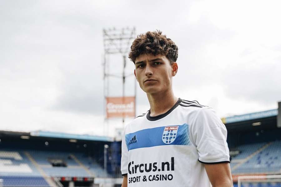 Victor Dedes in zijn nieuwe shirt