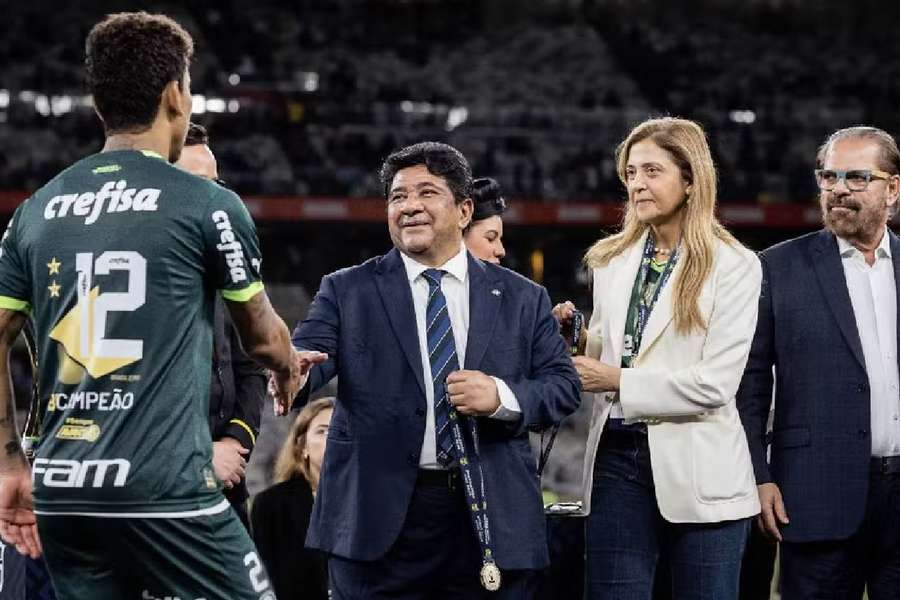 A última aparição de Ednaldo como presidente da CBF foi a entrega da taça de campeão brasileiro ao Palmeiras