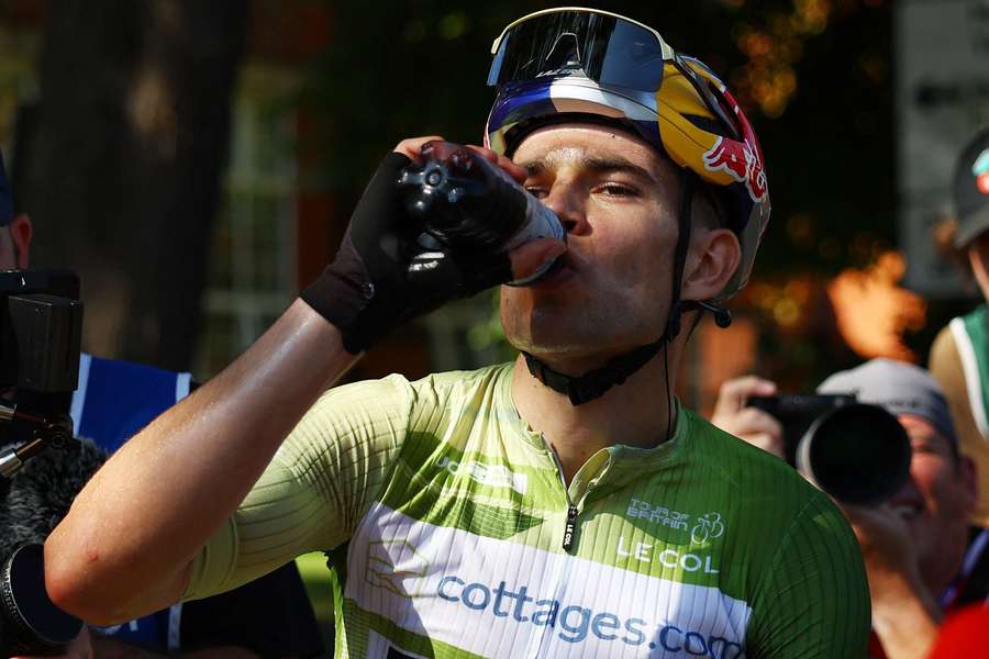 Wout van Aert lidera por três segundos no último dia