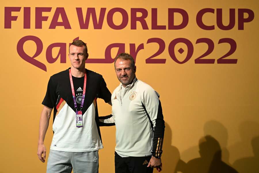 Bundestrainer Flick mit Rechtsverteidiger Lukas Klostermann vor der DFB-Presskonferenz.