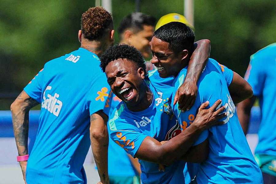 Sob sol escaldante, Seleção Brasileira retoma treinos sem Rayan e foco nas oitavas Sob sol escaldante, Seleção Brasileira retoma treinos sem Rayan e foco nas oitavas