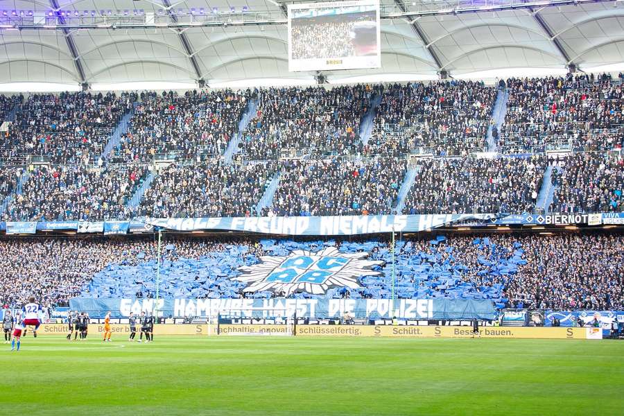 Die HSV-Fans machten ihrem Ärger mit einer Choreo Luft