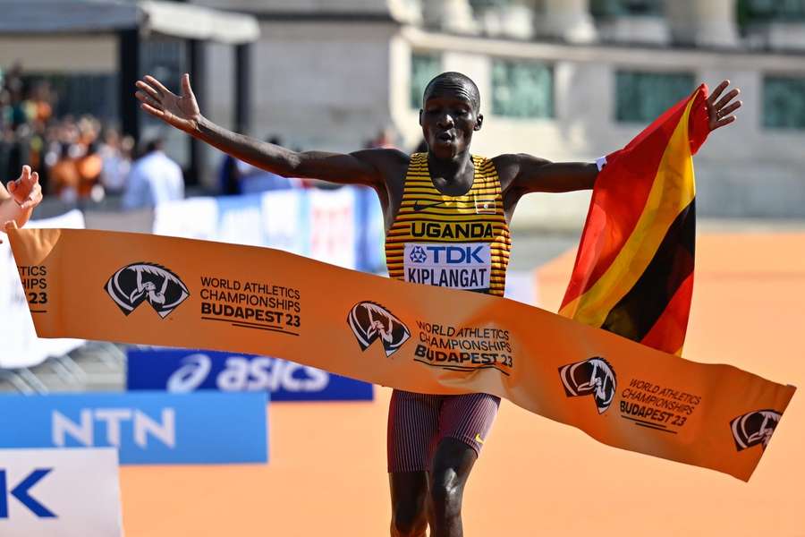 Victor Kiplangat vyhrál v čase 2:08:53.