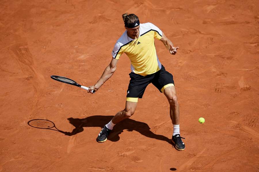 Zverev in actie tijdens de finale van Roland Garros