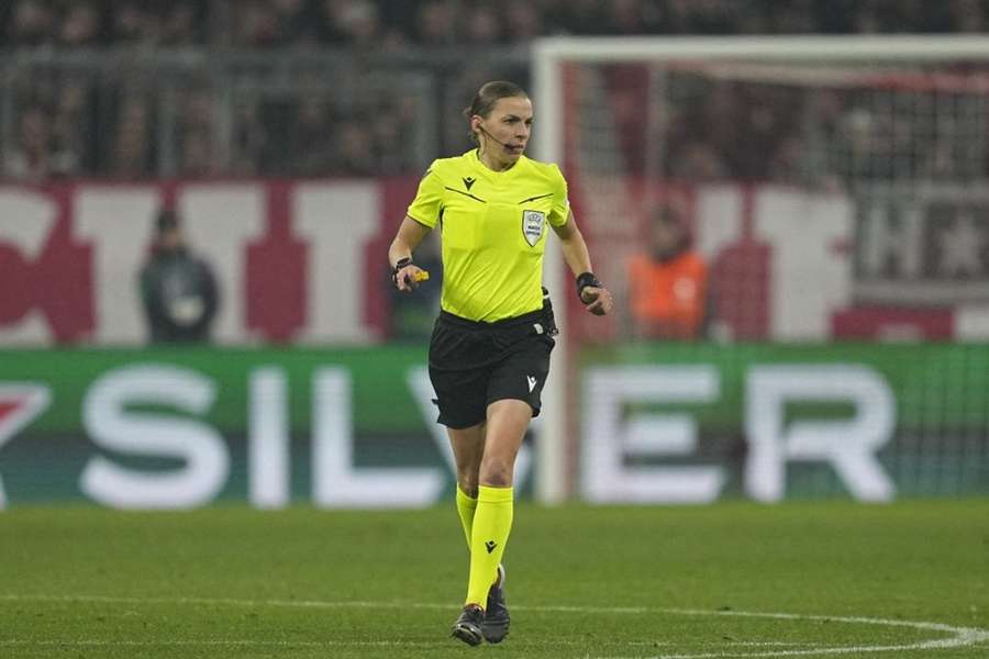 Stéphanie Frappart durante o jogo entre o Bayern e o Copenhaga na Liga dos Campeões