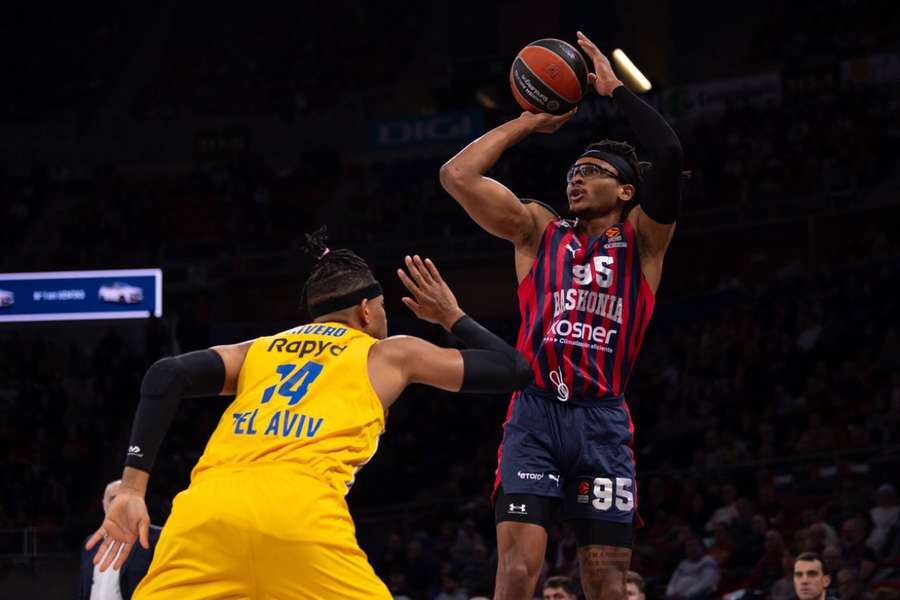 Moneke anotó 18 puntos, todos en la primera parte