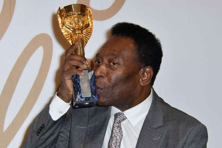 O lendário Pelé com uma réplica do troféu Jules Rimet O lendário Pelé com uma réplica do troféu Jules Rimet