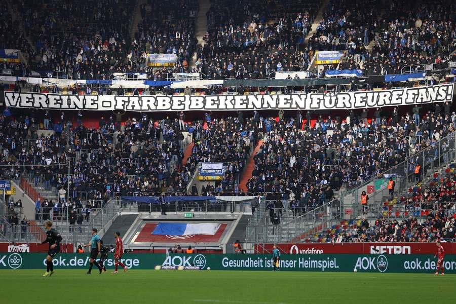 Ein Fan war vor der Partie der Magdeburger in Düsseldorf zunächst behandelt worden