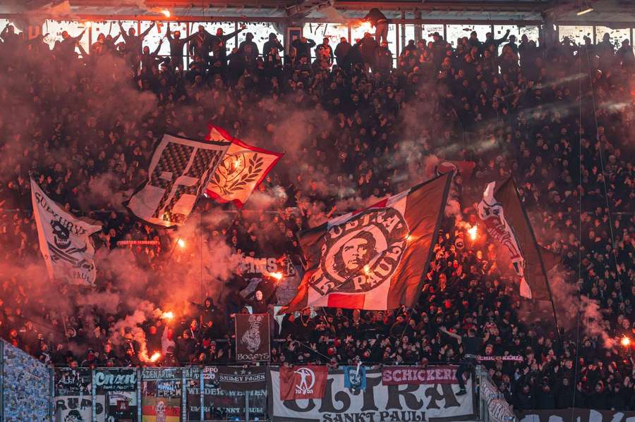 Die Pyro-Choreo der St. Pauli-Fans.