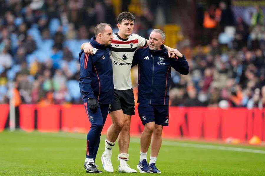 Harry Maguire este ajutat de personalul medical să iasă de pe teren după o accidentare