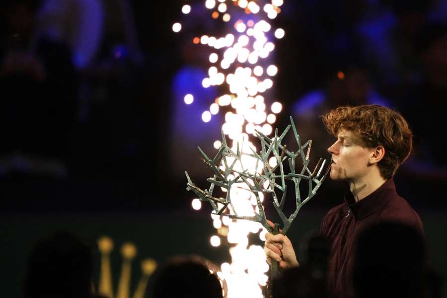 Jannik Sinner celebra la vittoria del Paris ATP Masters 1000