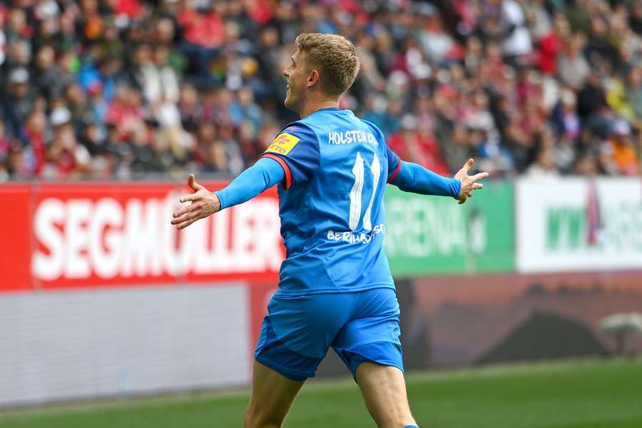 Alexander Bernhardsson sărbătorește unul dintre golurile sale Alexander Bernhardsson sărbătorește unul dintre golurile sale