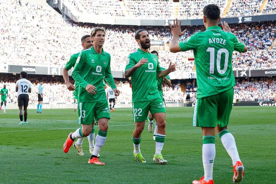 Juan Miranda, com o número 3, festeja um golo do Betis