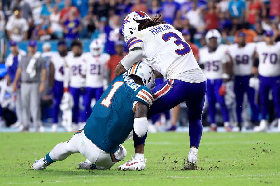 O momento em que Tua Tagovailoa choca com o adversário