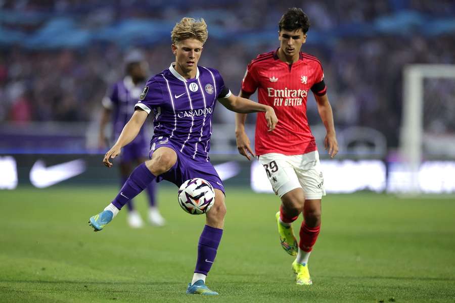 Toulouse's Danish midfielder Thomas Jorgensen (L) fights for the ball with Lyon's Portuguese midfielder Mathys de Carvalho Toulouse's Danish midfielder Thomas Jorgensen (L) fights for the ball with Lyon's Portuguese midfielder Mathys de Carvalho