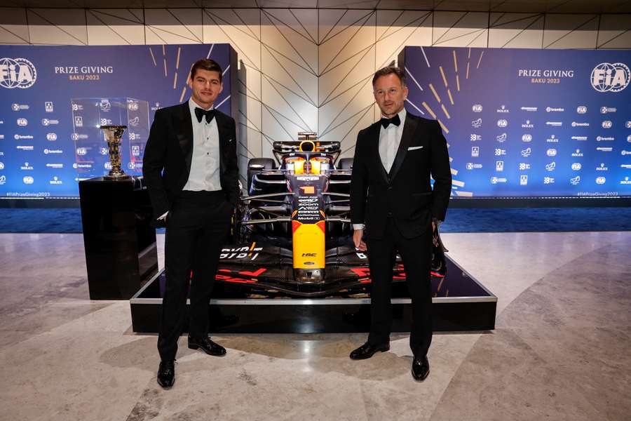 Max Verstappen (I) y Christian Horner (D) posan junto al Red Bull.