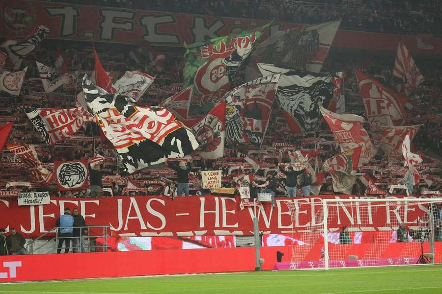 Bis zu 100 Beteiligte: Mehrere Verletzte nach Fan-Auseinandersetzung in Köln