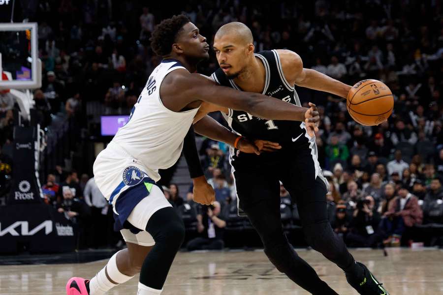 Edwards a Wembanyama v súboji.