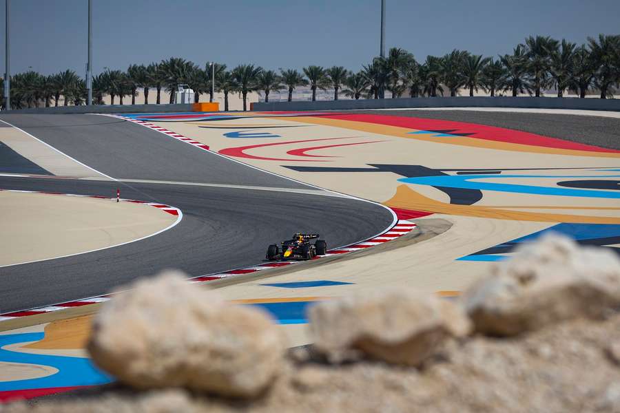 Auch am letzten Tag der Testfahrten hat ein loser Schachtdeckel für eine lange Unterbrechung auf dem Bahrain International Circuit gesorgt. Auch am letzten Tag der Testfahrten hat ein loser Schachtdeckel für eine lange Unterbrechung auf dem Bahrain International Circuit gesorgt.