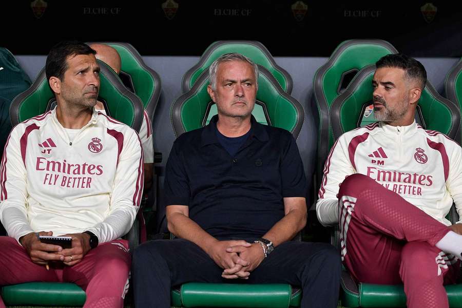 Jose Mourinho auf der Trainerbank Jose Mourinho auf der Trainerbank