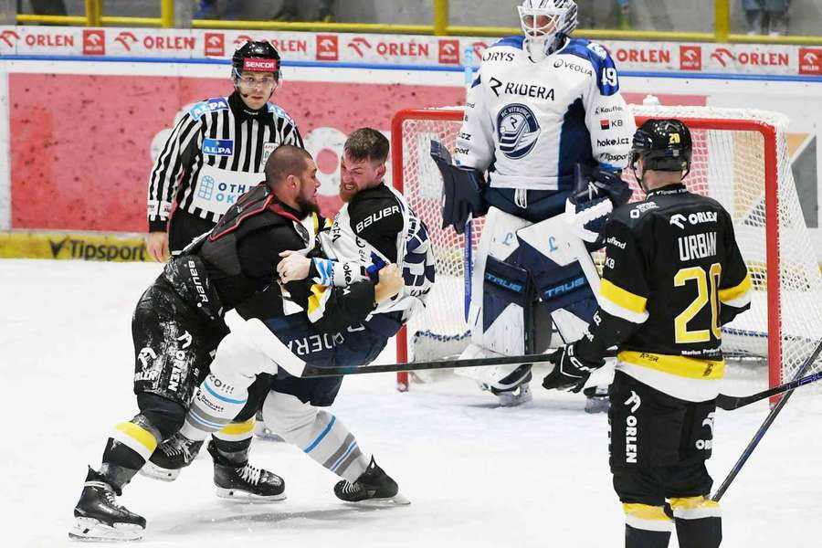 Litvínovský Ondřej Havelka (vlevo) při bitce s Rhettem Hollandem z Vítkovic. Litvínovský Ondřej Havelka (vlevo) při bitce s Rhettem Hollandem z Vítkovic.