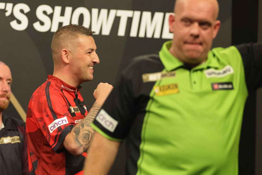 Nathan Aspinall und Michael van Gerwen während Nacht 15.