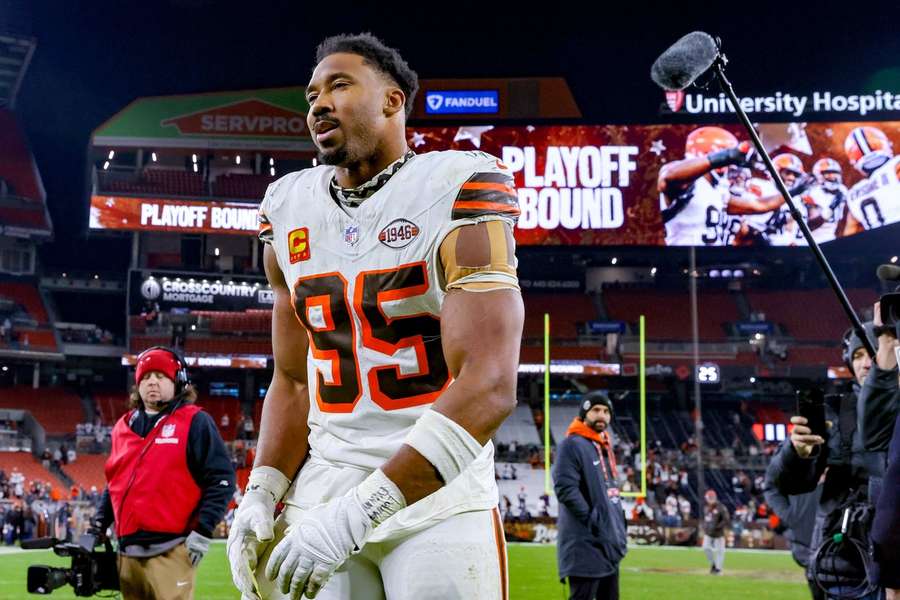 NFL: Clevelands Myles Garrett verlässt zufrieden das Feld, nachdem sich sein Team ein Platz in den Play-offs sicherte.