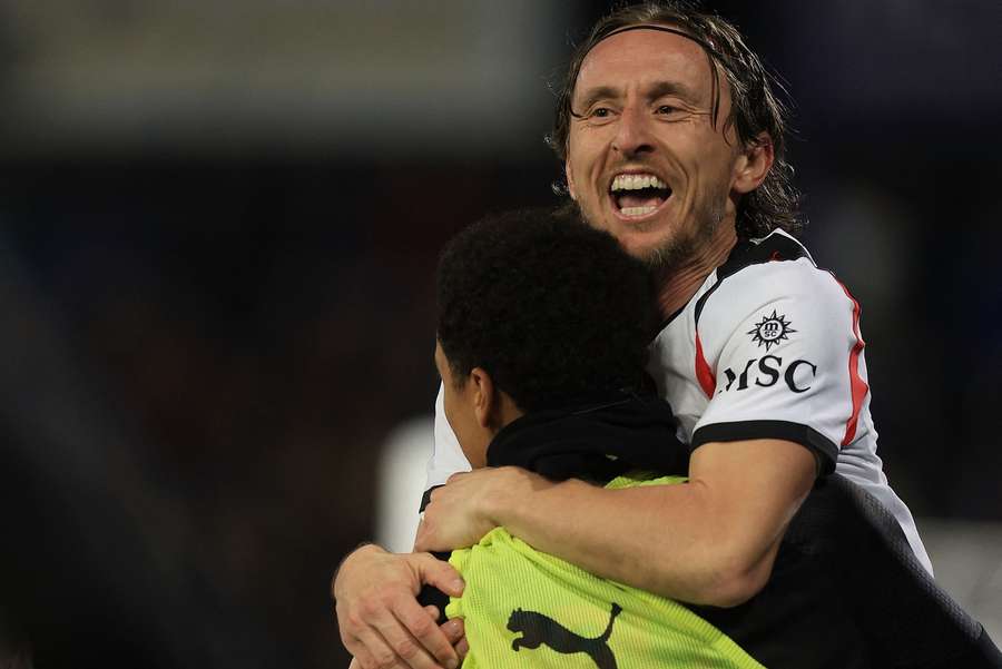 Modric viene portato in trionfo dopo la rete decisiva