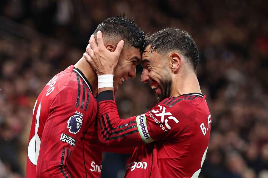 Casemiro (à gauche) célèbre avec Fernandes Casemiro (à gauche) célèbre avec Fernandes