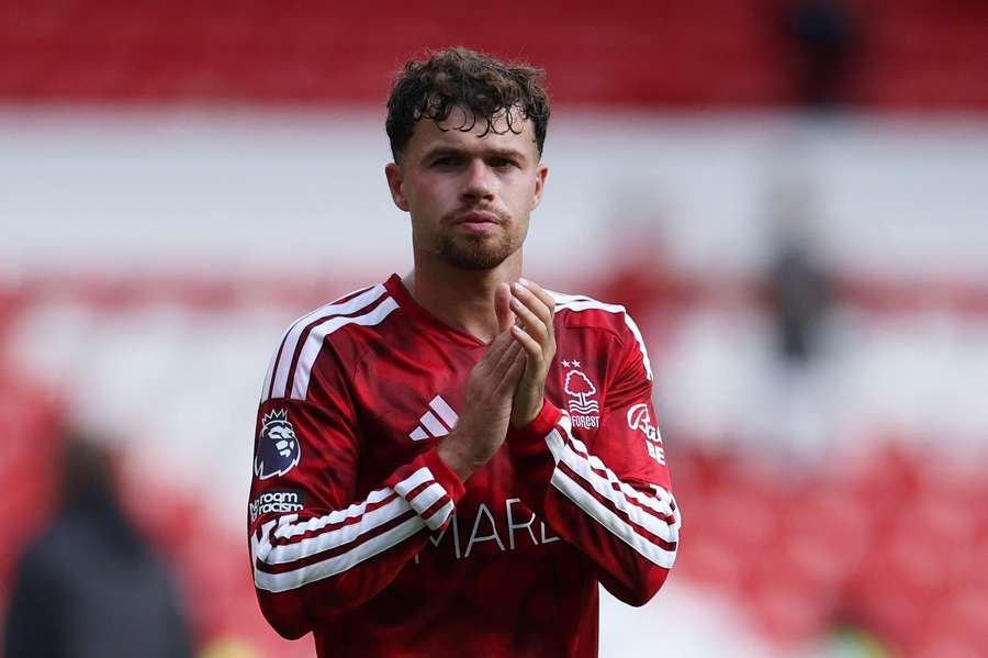 Neco Williams signs fresh Nottingham Forest contract