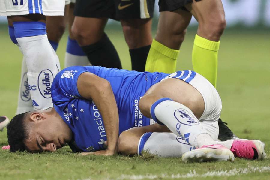 Bruno Rodrigues levou a pior em choque com Éverson em Cruzeiro 1x1 Atlético-MG Bruno Rodrigues levou a pior em choque com Éverson em Cruzeiro 1x1 Atlético-MG