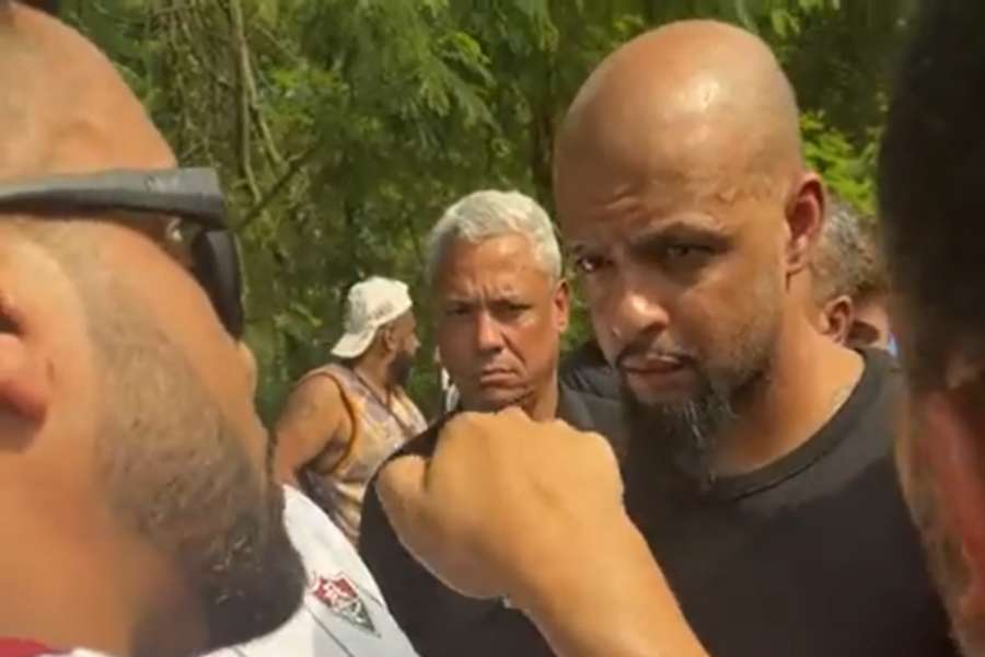 Felipe Melo conversou com os adeptos que protestavam 