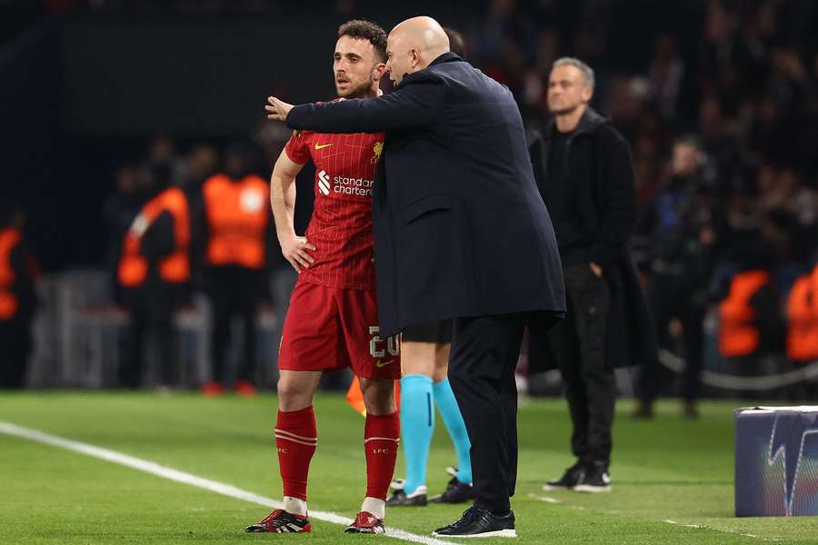 Diogo Jota et Arne Slot lors du 8ᵉ de finale aller face au PSG en mars dernier.