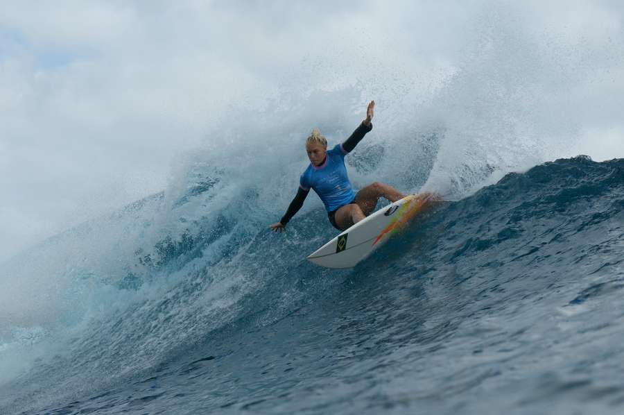 Tatiana Weston-Webb surfea una ola.