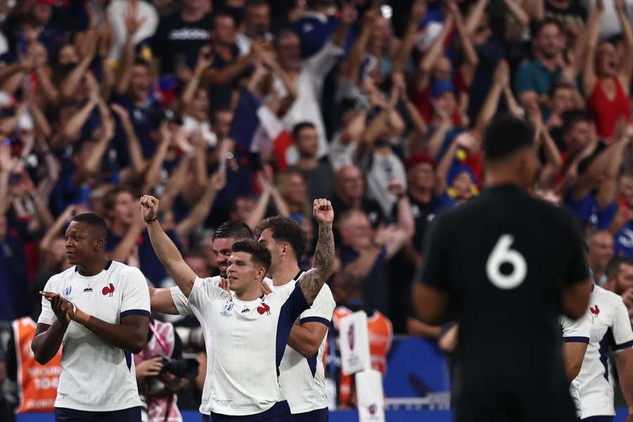 O trinco francês Cameron Woki, o número oito francês Gregory Alldritt, o defesa francês Matthieu Jalibert e o ala direito francês Damian Penaud festejam a vitória O trinco francês Cameron Woki, o número oito francês Gregory Alldritt, o defesa francês Matthieu Jalibert e o ala direito francês Damian Penaud festejam a vitória